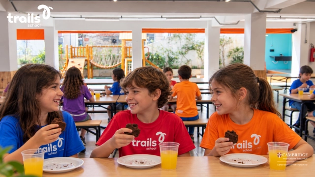 Alunos da Trails School no refeitório durante o período integral