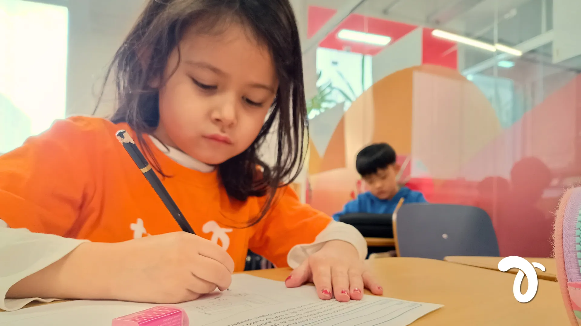 Criança estudando no ensino fundamental bilíngue da Trails School